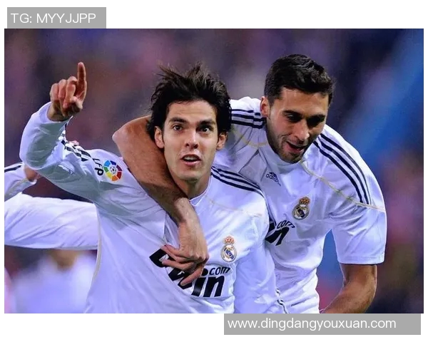 足球场上的颜值与实力双全十号球星引领潮流风尚